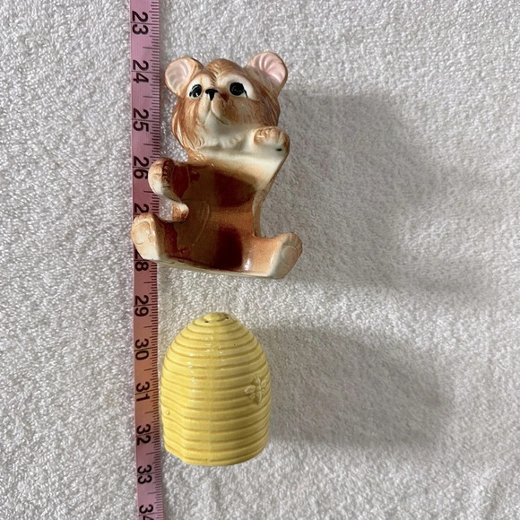 Vintage Japan Ceramic Brown Honey Bear Hugging Bee Hive Salt & Pepper Shakers - Picture 13 of 13
